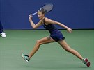 Karolína Plíková se snaí dohonit míek v utkání druhého kola US Open.