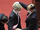 éf eského Senátu Milo Vystril pebírá od pedsedy tchajwanského parlamentu...