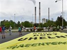 Aktivist demonstrovali ped uhelnou Elektrrnou Poerady spolenosti EZ u...