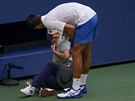 Srb Novak Djokovi v osmifinále US Open omylem trefil do krku árovou rozhodí,...