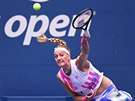 Petra Kvitová podává v osmifinále US Open.
