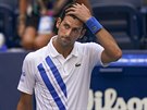 Novak Djokovi ze Srbska lituje, e v osmifinále US Open trefil míem árovou...
