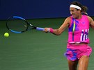 Bloruska Viktoria Azarenková se opírá do forhendu ve druhém kole US Open.