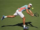 Australan de Minaur returnuje v osmifinálovém utkání US Open proti Pospisilovi...