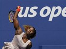 Serena Williamsová servíruje v osmifinále US Open proti Sakkariové z ecka.
