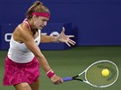 Karolína Muchová se soustedí na volej v osmifinále US Open.