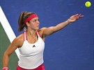Karolína Muchová podává v osmifinále US Open.