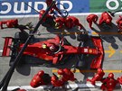 Mechanici stáje Ferrari mní pneumatiky Charlesi Leclercovi pi Velké cen...