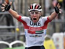 Tadej Pogaar se raduje z vítzství v 9. etap Tour de France.