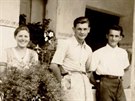Josef Jak (vpravo) s bratrem Vildou a sestrou Marií na jedné z posledních...