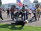 V Salemu, hlavním mst státu Oregon, se stetli Trumpovi podporovatelé se...
