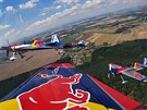 Rekordmani. Letka Flying Bulls Aerobatics Team udivuje svt svmi triky u od...
