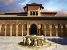 Lví fontána v Alhambe podpíraná dvanácti lvy ukazovala as, kadou hodinu...