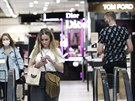 Vtina zákazník v obchodních centrech v Praze znovu nasadila rouky. (9. záí...