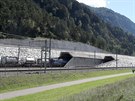 Nákladní vlak vjídjící do Gotthardského tunelu, který je rovn souástí...