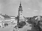 Pohled na meziíské námstí s kostelem svatého Mikuláe v roce 1938. Tehdy tam...