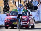 Alexej Lucenko vítzí po samostatném úniku v esté etap Tour de France.