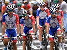 Zlomený Thibaut Pinot obklopený paráky z týmu Groupama-FDJ. V osmé etap Tour...
