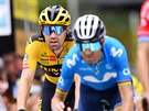 Tom Dumoulin v cíli osmé etapy Tour de France. Ped ním Alejandro Valverde.
