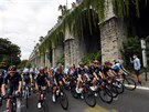 Jezdci týmu Ineos vedou peloton v deváté etap Tour de France.