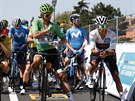 Britský cyklista Adam Yates (ve lutém), Slovák Peter Sagan (v zeleném) a...