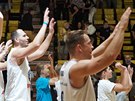 Díntí basketbalisté se radují z výhry nad Pardubicemi.