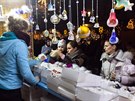 Olomoucké vánoní trhy kadoron lákají davy lidí na pun i stánky s rzným...