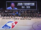 NBA se louí se zesnulým trenérem Johnem Thompsonem Jr., který mezi hvzdy...