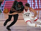 Jaylen Brown (vlevo) z Bostonu a Marc Gasol z Toronta bojují o mí.