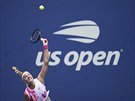 Petra Kvitová podává ve druhém kole US Open.
