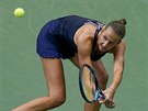 Karolína Plíková odvrací úder Caroline Garciaové ve druhém kole US Open.