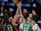 Marc Gasol (33) z Toronta a Daniel Theis (27) z Bostonu na rozskoku