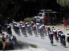 Diváci tleskají z uctivé vzdálenosti bhem desáté etapy Tour de France.
