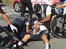 Nicolas Roche je oetován po hromadném pádu v prbhu desáté etapy Tour de...