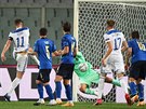 Bosenský kapitán Edin Deko dává gól v zápase Ligy národ proti Itálii.