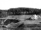 Trosky poslednho strnho domku na eskm zem na snmku z roku 1925, kdy se...