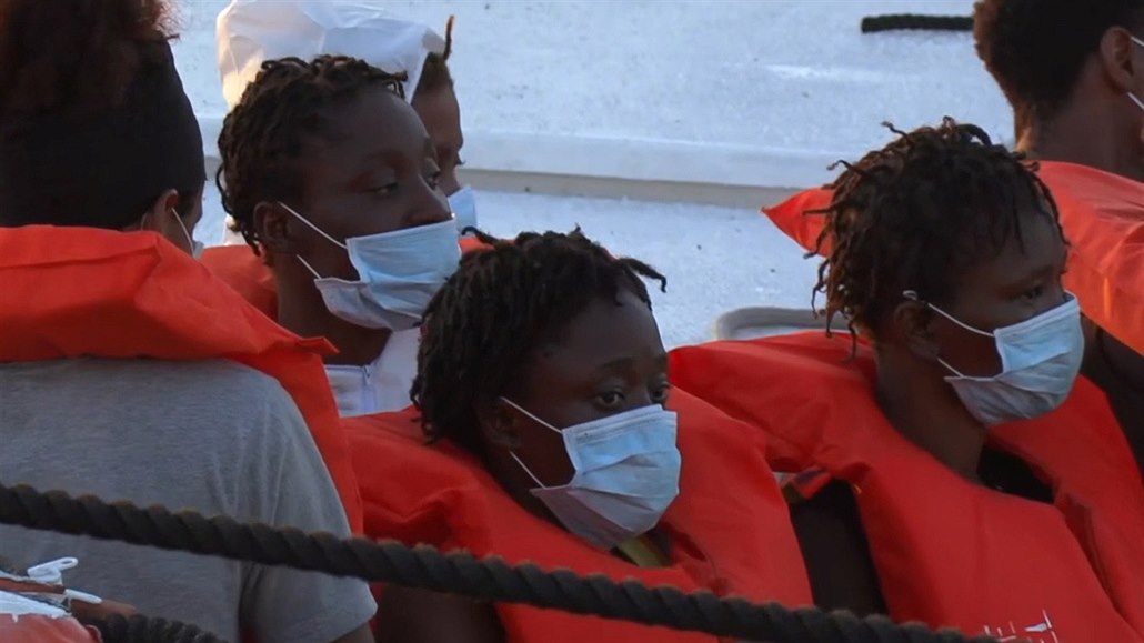 Zachránění migranti při vylodění na italském ostrově Lampedusa (30. srpna 2020)