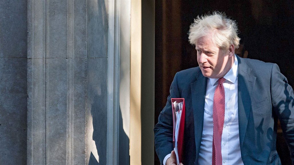 Britský premiér Boris Johnson opoutí své sídlo na Downing Street 10 v centru...