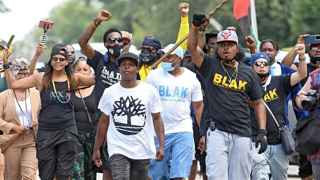 lenové hnutí Black Lives Matter pi protestním pochodu mstem Kenosha v...