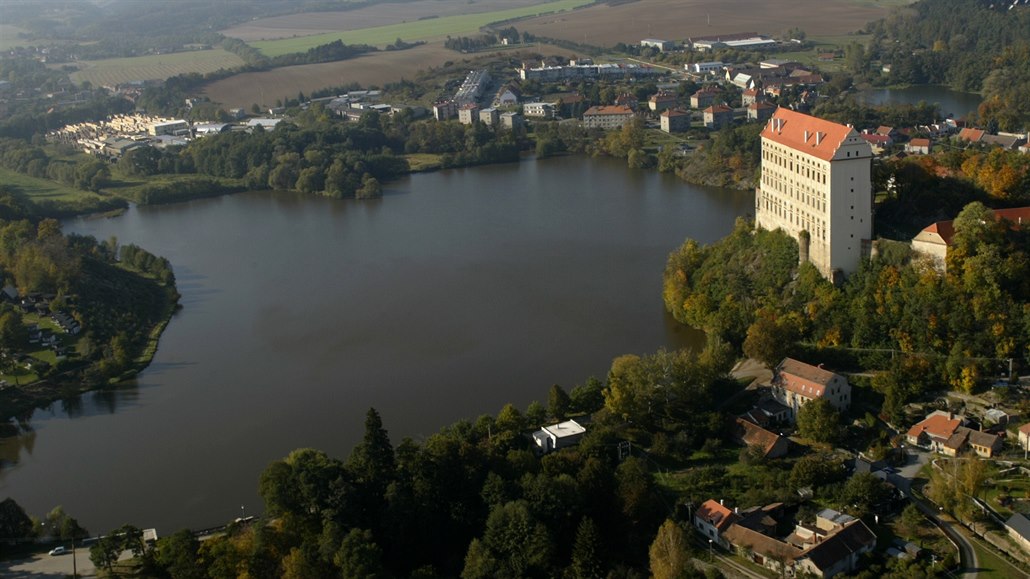 Plumlovské pehrad dominuje vysoký hrad pestavný na zámek.