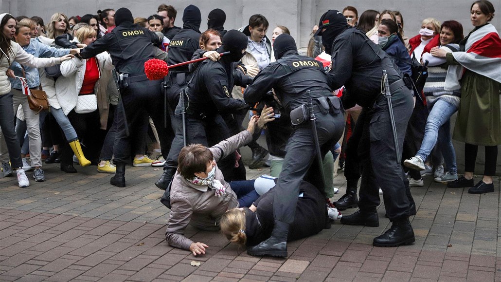 Policisté zasahují v Minsku proti úastníkm demonstrace na podporu opozice....
