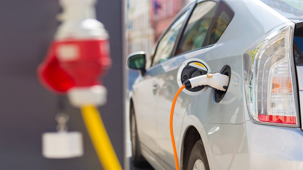 Nejvíc elektromobilů je v Praze. Na severu Moravy vedou auta na plyn