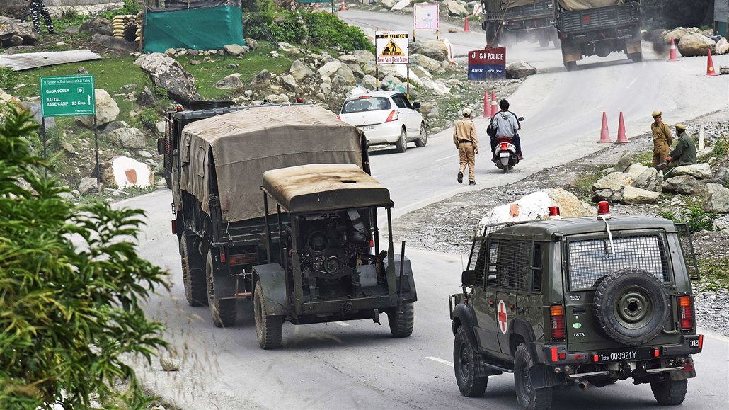 Vozidla indické armády na státní silnici Srinagar-Leh (1. záí 2020)