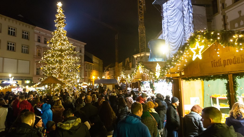 Olomoucké vánoční trhy každoročně lákají davy lidí, na snímku zahájení těch...