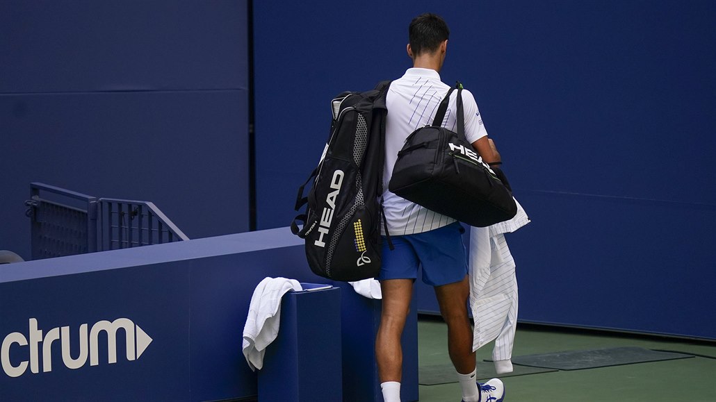 Srb Novak Djokovi opoutí kurt poté, co byl v osmifinále US Open z turnaje...