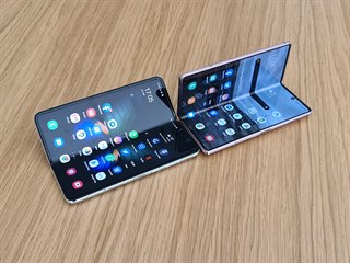 Samsung Galaxy Z Fold 2 a původní Galaxy Fold