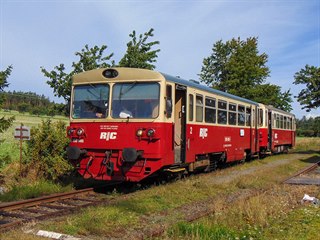 Motorový vůz řady 810 s přípojným vozem řady 010 společnosti Railway Capital ve...
