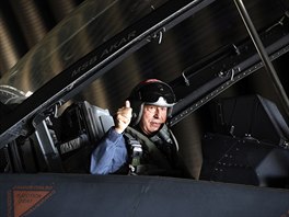 Turecký ministr obrany Hulusi Akar pózuje ve stíhačce F-16. (2. září 2020)