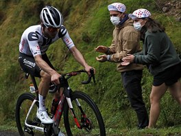 Diváci bhem 9. etapy Tour de France povzbuzují v úniku jedoucího výcara Marka...