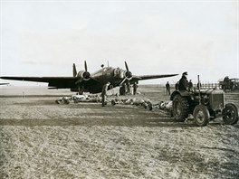 Nakládání pum do wellingtonu 149. perutě, stejné letouny používala i 311. peruť.